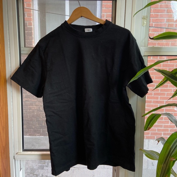 KOTN Tops - This KOTN crewneck T-shirt